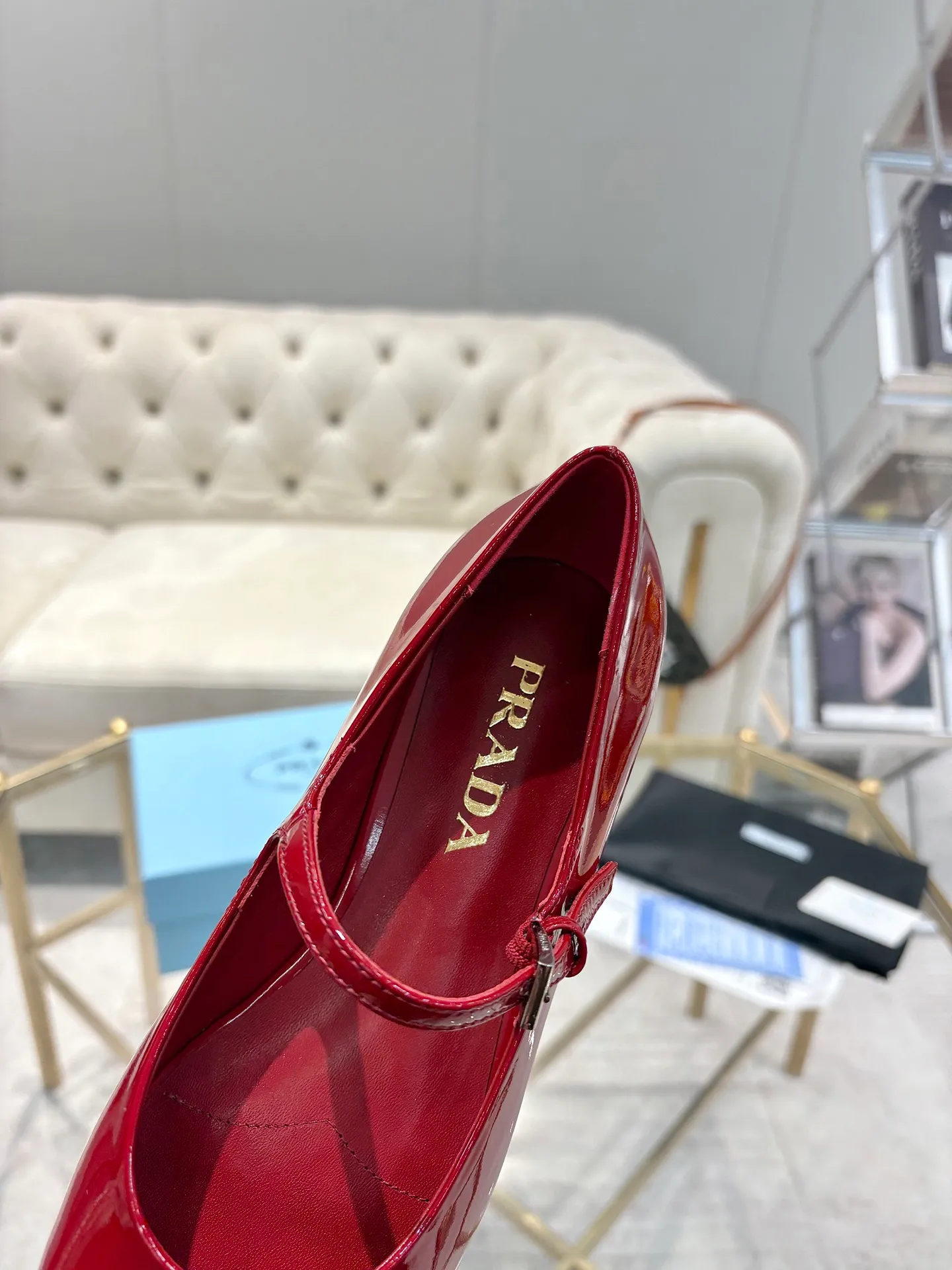 👟👟Ex-factory price 580👟👟 (imitation leather bottom-20) New arrival 👉Ready stock👈Remove the original board and make a 1:1 replica‼ ️ The highest version of Prada's early spring catwalk hot style 😘The latest spring style Retro Mary Jane series Genuine leather sole, simulated leather sole, a must-have for goddesses Super comfortable on the feet, reducing age 👉The upper is made of imported cowhide leather, comfortable and small square toe, retro and playful, lining + foot pads, imported sheepskin lining, breathable and comfortable (1.5 high small insert heel) ) Matched private model buckle (all original logos) Size 35M-39M (34 40 41 42 customized, non-returnable and non-exchangeable)